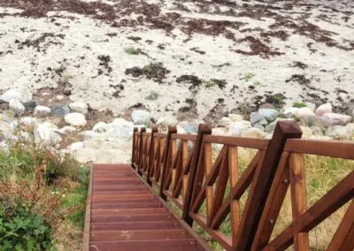 Trappe og gelænder fra ejendom til strandområde - Søgaard tømrer og snedker