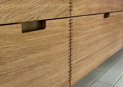 egetræsfronter med bruneret messingplader i badeværelse Søgaard tømrer og snedker