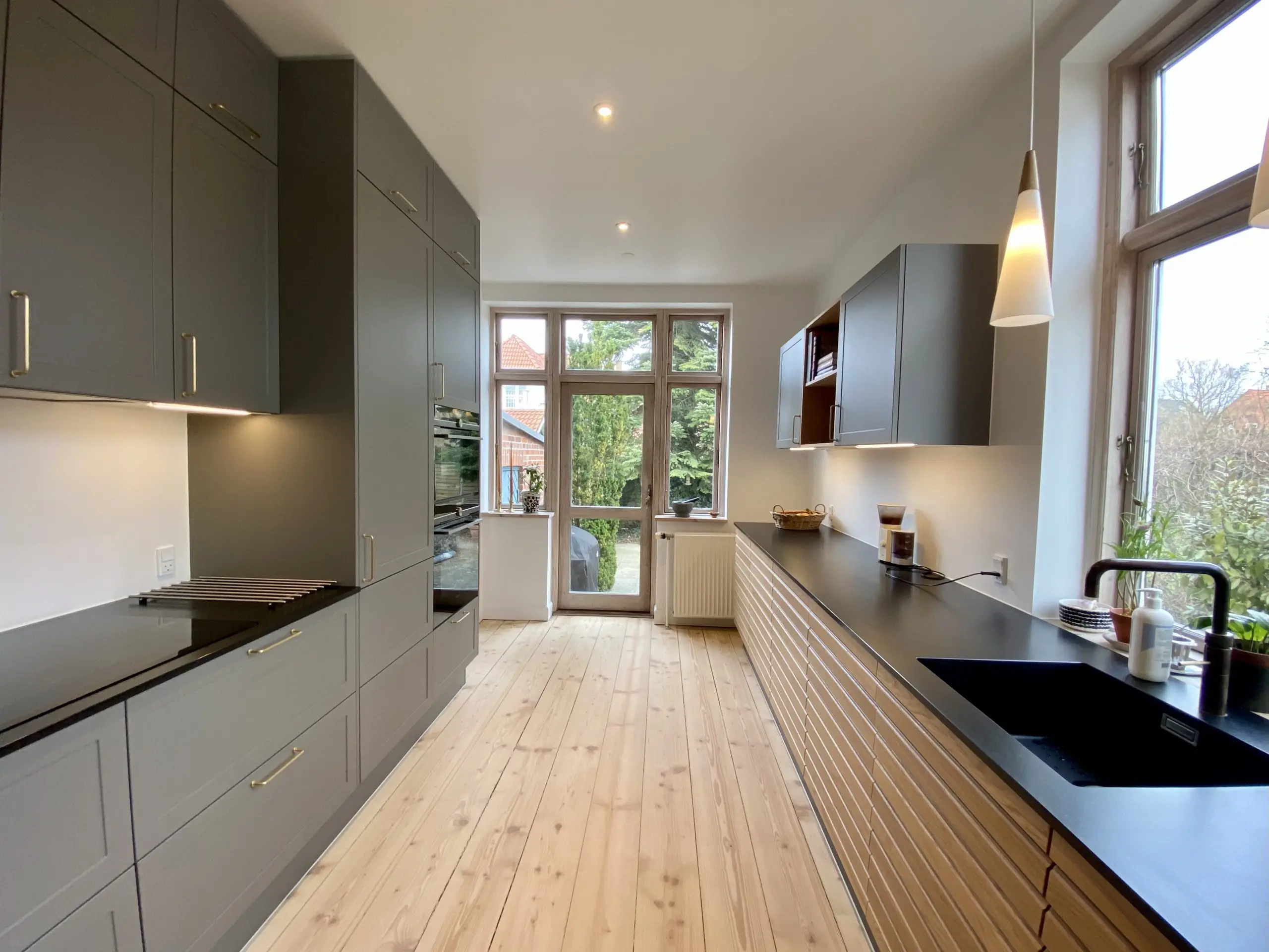 Nyt køkken Totalentreprise Totalrenovering Fra gammelt til nyt Brændt koksgrå Trækøkken Søgaard tømrer og snedker