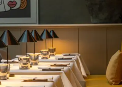 Bænke og paneler. SEYER Restaurant & Vinbar produceret af Søgaard tømrer-snedker