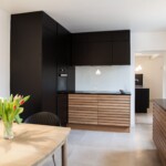 Bryggers Entré Vaskerum Grovkøkken Køkken Landkøkken Montering Klinker Fliser Indbygget skabe Specialmål Skabe Søgaard tømrer og snedker