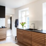 Bryggers Entré Vaskerum Grovkøkken Køkken Landkøkken Montering Klinker Fliser Indbygget skabe Specialmål Skabe Søgaard tømrer og snedker