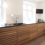 Bryggers Entré Vaskerum Grovkøkken Køkken Landkøkken Montering Klinker Fliser Indbygget skabe Specialmål Skabe Søgaard tømrer og snedker