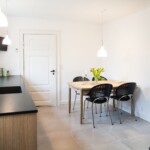 Bryggers Entré Vaskerum Grovkøkken Køkken Landkøkken Montering Klinker Fliser Indbygget skabe Specialmål Skabe Søgaard tømrer og snedker