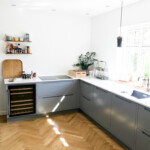 Montering af køkken Køkken Montering Vinkøleskab Sildebensgulv Trægulv Renovering Ombygning Totalentreprise Søgaard tømrer og snedker