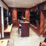 Hestestald Specialdesign Specialmål Sadelrum Sadelopbevaring Stald Klinker Marmor Messing Walk in closet til stald Bænk Søgaard tømrer og snedker