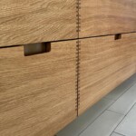 egetræsfronter med bruneret messingplader i badeværelse Søgaard tømrer og snedker