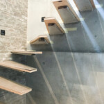 Frithængende trappe Tømrer og snedkeri Trappe Marmor Totalrenovering Totalentreprise Montering af granit- og marmorplader - Søgaard tømrer og snedker