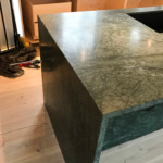 Montering Bryggers Badeværelse Køkken Naturstensgruppen Natursten Totalentreprise Renovering Montering af marmor og granitplader Søgaard tømrer og snedker