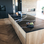 Montering af granit- og marmorplader Køkken Nyt køkken Trækøkken og marmorbordplade Søgaard tømrer og snedker